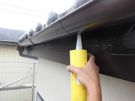 軒樋の接続部分にも塗布し、二重の雨水もれ対策をしております。