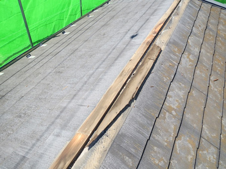 上部の板金撤去完了です。木材に雨水と湿気が回り腐食が進んでいました。